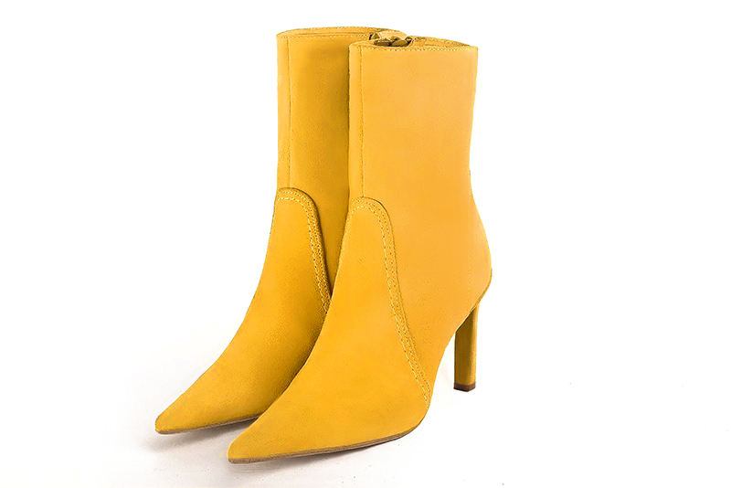 Yellow women's ankle boots with a zip on the inside. Pointed toe. High slim heel. Front view - Florence KOOIJMAN